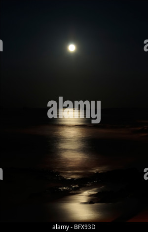 Ajuste de brillo de la luna llena, Honl's Beach Park, en Kailua Kona, La Isla Grande de Hawai Foto de stock