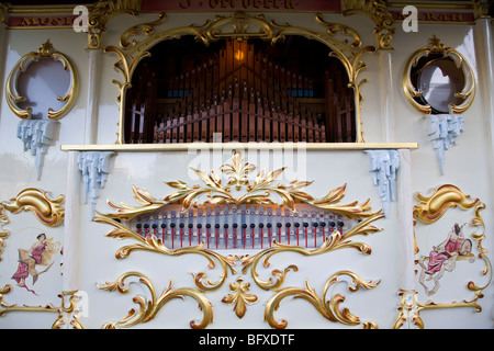 Un órgano Verbeeck clave 52. Realizado por la empresa belga J Verbeeck, que fue establecido en 1884, cuenta con más de 200 tubos. Foto de stock