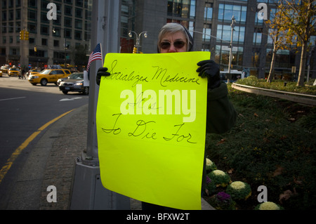 Los opositores de la reforma de la atención de salud rally en Columbus Circle en Nueva York Foto de stock