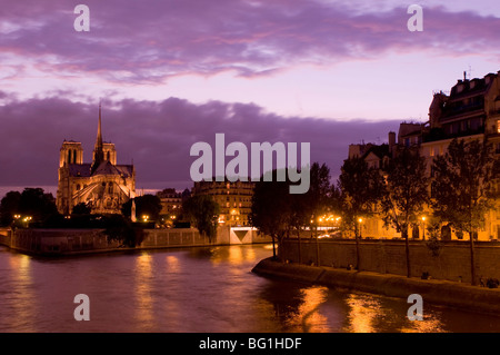 La Catedral de Notre Dame y la Ile Saint-Louis al atardecer, París, Francia, Europa