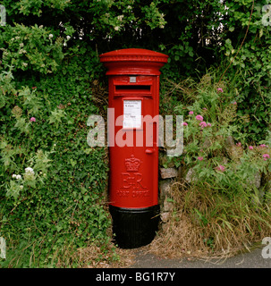 Una casilla postal tradicional británico en Inglaterra en Gran Bretaña en el Reino Unido. Servicio postal de Royal Mail