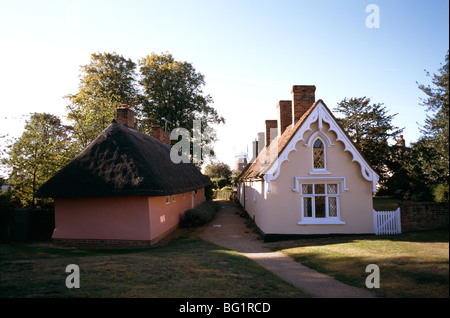 En Almshouse Thaxted en Essex, Inglaterra en Gran Bretaña en el Reino Unido. Historia Antigua Casa Cottage mañana Foto de stock