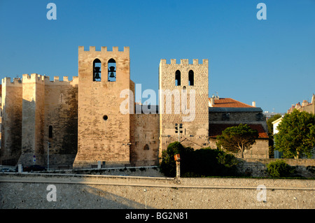 Torres almenadas de la fortificada Saint Victor, la Iglesia Basílica St-Victor o Abadía, Marsella o Marsella, Provenza, Francia Foto de stock
