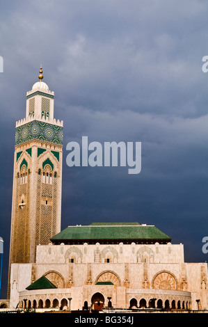 Mezquita de Hassan II es la tercera mezquita más grande del mundo. La mezquita fue abierto en 1993 por el ex rey 60 cumpleaños. Foto de stock