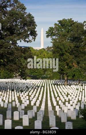 El Cementerio Nacional de Arlington, con el Monumento a Washington, en Washington DC, EE.UU. Foto de stock