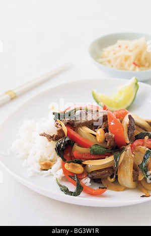 Thai beef con chiles y albahaca Foto de stock