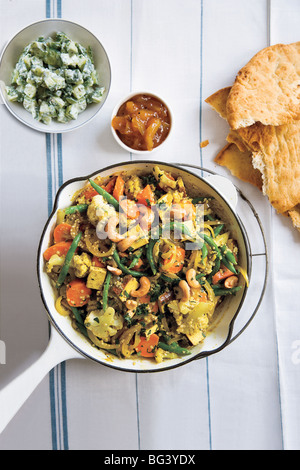 Quinoa Vegetales con curry ensalada de pepino Foto de stock