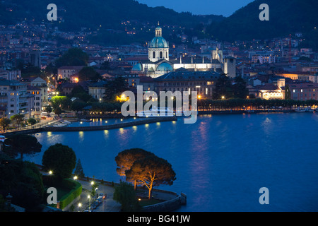 Italia, Lombardía, Región de Los Lagos, el Lago de Como, Como, vista de la ciudad de Bellagio road, noche