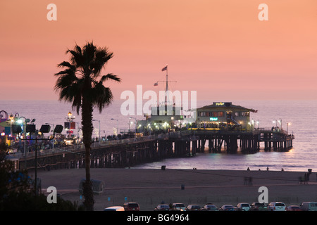 California, Estados Unidos, Los Angeles, Santa Mónica, Santa Monica Pier, el anochecer Foto de stock