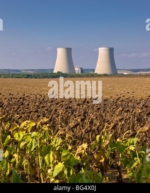 Las torres de enfriamiento de la planta de energía nuclear de Nogent-sur-Seine, una ciudad cerca de Paris, Francia Foto de stock