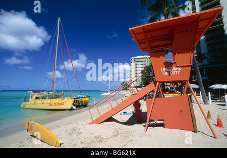 Red salvavidas cabaña en la playa, la playa de Waikiki, Honolulu, Hawai Foto de stock