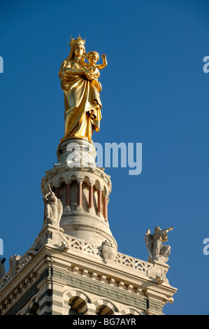 Oro o Golden Madonna & Child, María y Jesús, la torre, la catedral de Notre Dame de la Garde iglesia, Marsella o Marsella, Provenza, Francia