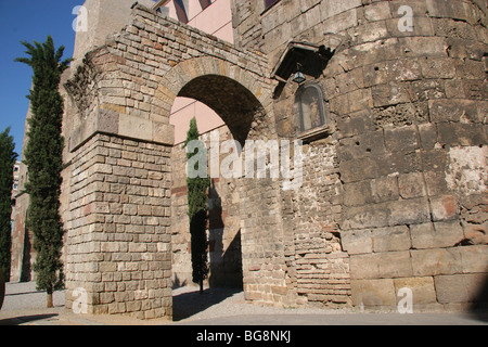 Muralla romana y dos arcos del acueducto. Barcelona. Cataluña. España. Foto de stock