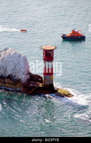 Vista aérea de dos botes salvavidas RNLI en lugares cerca del faro de las agujas, en la Isla de Wight. En el Reino Unido. Foto de stock