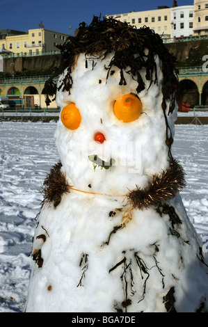 Muñeco de nieve en la playa de Brighton Foto de stock