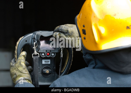 Fireman usando una cámara termográfica' , Gran Bretaña UK Fotografía de stock -