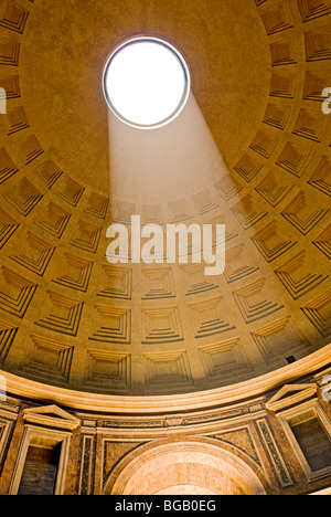 Roma, Italia. Interior del Panteón, en la Piazza della Rotonda El Oculus y el artesonado. Foto de stock