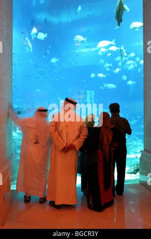 Los huéspedes del hotel en frente de la Laguna Ambassador, Dubai, Emiratos Árabes Unidos. Foto de stock