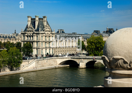 El Museo del Louvre o el Palacio del Louvre, el río Sena y Pont Royal desde la terraza del tejado del Museo Musée Quai d'Orsay, París, Francia Foto de stock