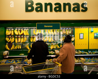 Los compradores de adquirirlos en un supermercado Foto de stock