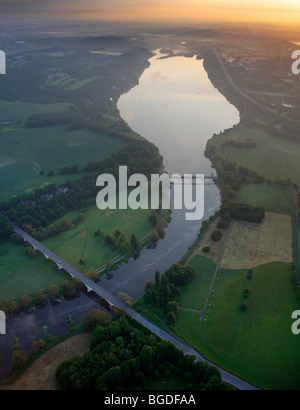 Foto aérea, río Ruhr Stiepel, Kemnader Stausee embalse, valle del río Ruhr, amanecer, Witten, Ruhrgebiet zona norte del Rin Foto de stock