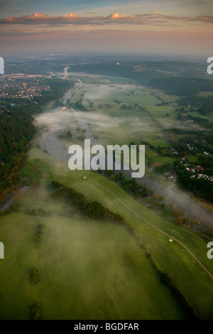 Foto aérea, niebla matutina, río Ruhr Stiepel, Kaempen, Witten, Ruhrgebiet zona, Renania del Norte-Westfalia, Alemania, Europa Foto de stock