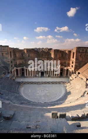 Siria, Bosra, ruinas de la antigua ciudad romana (un sitio de la UNESCO), la Ciudadela y el teatro Foto de stock