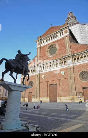 1937 estatua ecuestre llamado Regisole por Francesco Messina representando el emperador romano Piazza del Duomo Pavia, Italia Foto de stock