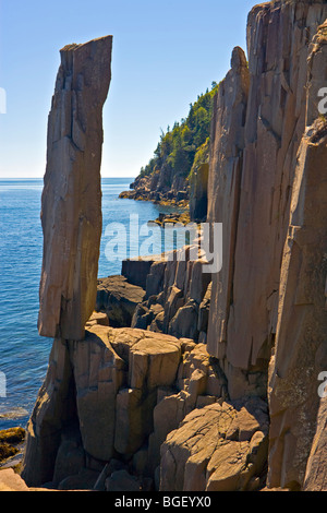Roca que se balancea en St Mary's Bay en la Isla Larga, Digby cuello e Islas Scenic Drive, Carretera 217, Nova Scotia, Canadá. Foto de stock