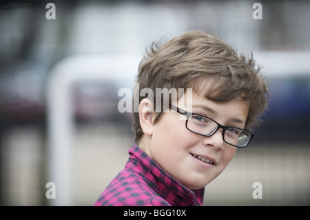 Retrato de un adolescente con gafas