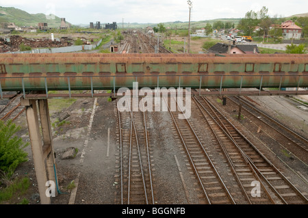 Cerca de las vías ferroviarias en desuso fábrica Carbosin causando contaminación en Copsa Mica Rumania Europa oriental