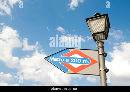 Lámpara de la calle y Metro firmar contra el cielo azul. Madrid. España. Foto de stock