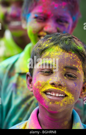 Los jóvenes de la India los niños cubiertos de polvo de color pigmento. La India