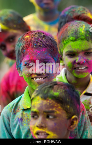 Los jóvenes de la India los niños cubiertos de polvo de color pigmento. La India