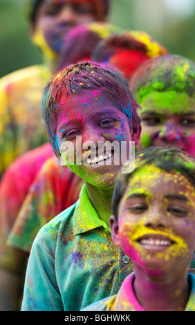 Los jóvenes de la India los niños cubiertos de polvo de color pigmento. La India