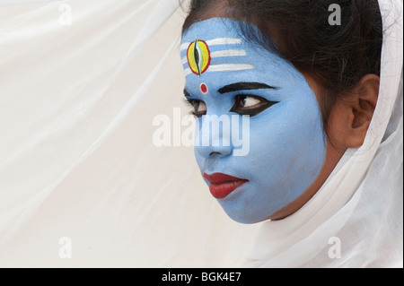 Niña india, la cara pintada, como el dios hindú Shiva. La India Foto de stock