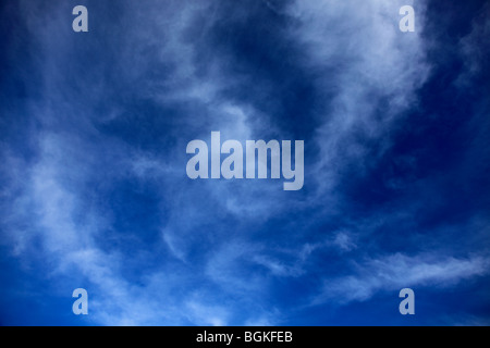 Cirrus Fibratus nubes en el azul profundo del cielo polarizado
