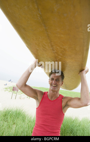 Retrato de un hombre maduro, llevando una tabla de surf