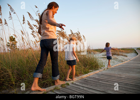 Señor madre y sus hijas en la torre Beach en la tarde, en Hilton Head, Carolina del Sur, EE.UU.