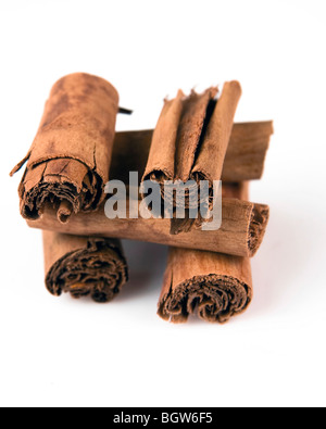 Cinnamon Sticks aislado sobre fondo blanco. Foto de stock