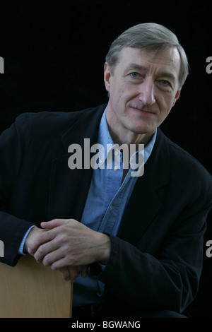 Autor Inglés británico Julian Barnes, en el año 2004 Festival Internacional del Libro de Edimburgo, Escocia. Foto de stock