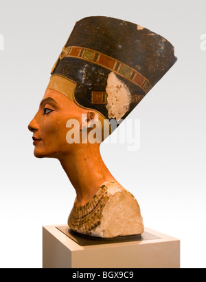 El busto de la reina Nefertiti de Amarna también conocido como Akhetaten ahora en exhibición en el Museo de Berlín, Alemania Foto de stock
