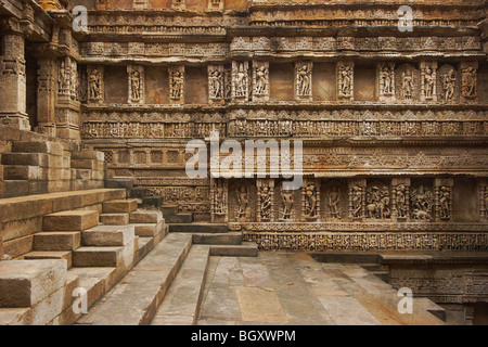Las tallas y los ídolos del lado este muro en 'Rani ki Vav'; en Patan Stepwell Foto de stock