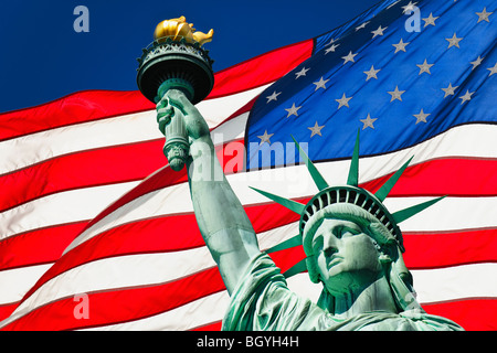 La estatua de la libertad y la bandera americana Foto de stock