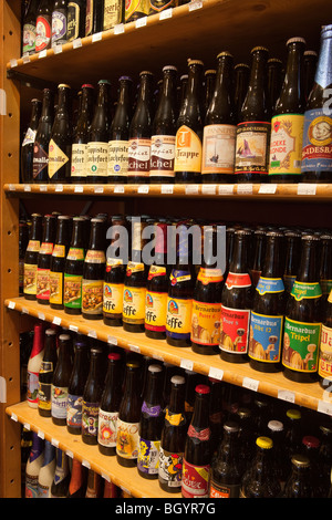 Las cervezas belgas en estantes en tienda especializada en Brujas, Bélgica