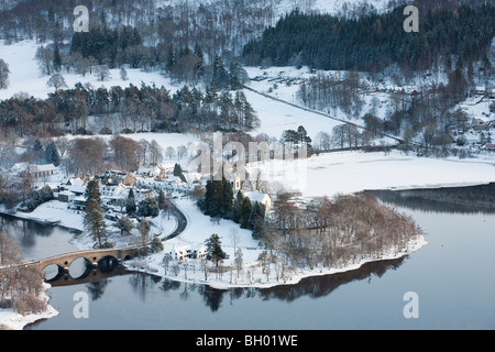 Kenmore Village en invierno, Escocia Foto de stock