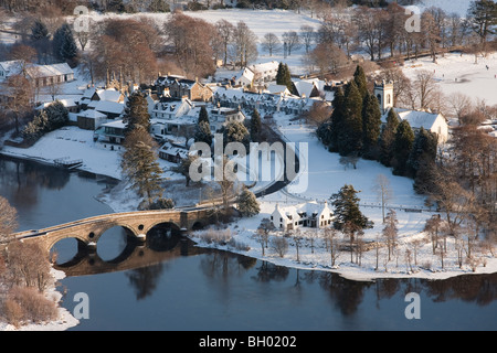 Kenmore Village en invierno, Escocia Foto de stock