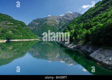 Lago Embalse Vogorno con Piz di Vogorno, agua Power Plant, Gordola, Valle de Verzasca, Tesino, Suiza Foto de stock