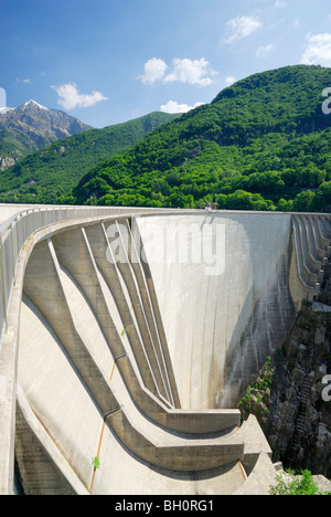 Presa en el lago Vogorno con Piz di Vogorno, agua Power Plant, Gordola, Valle de Verzasca, Valle Vertasca, Tesino, Suiza Foto de stock