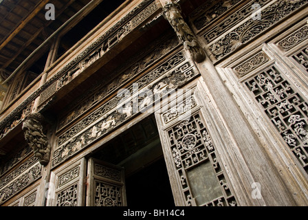 Elaboradamente los paneles y puertas de madera tallada en la antigua morada del acaudalado comerciante. Sixi. Jiangxi, China. Foto de stock